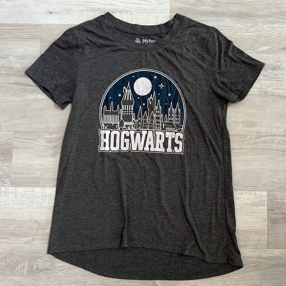 Disney Tops - Harry Potter Hogwarts Castle T-shirt